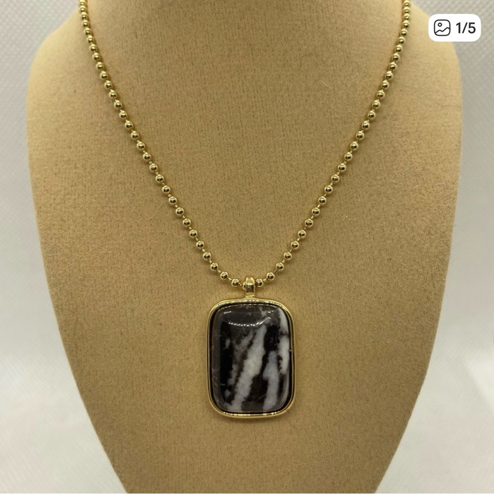 Elegant Gold Pendant Necklace